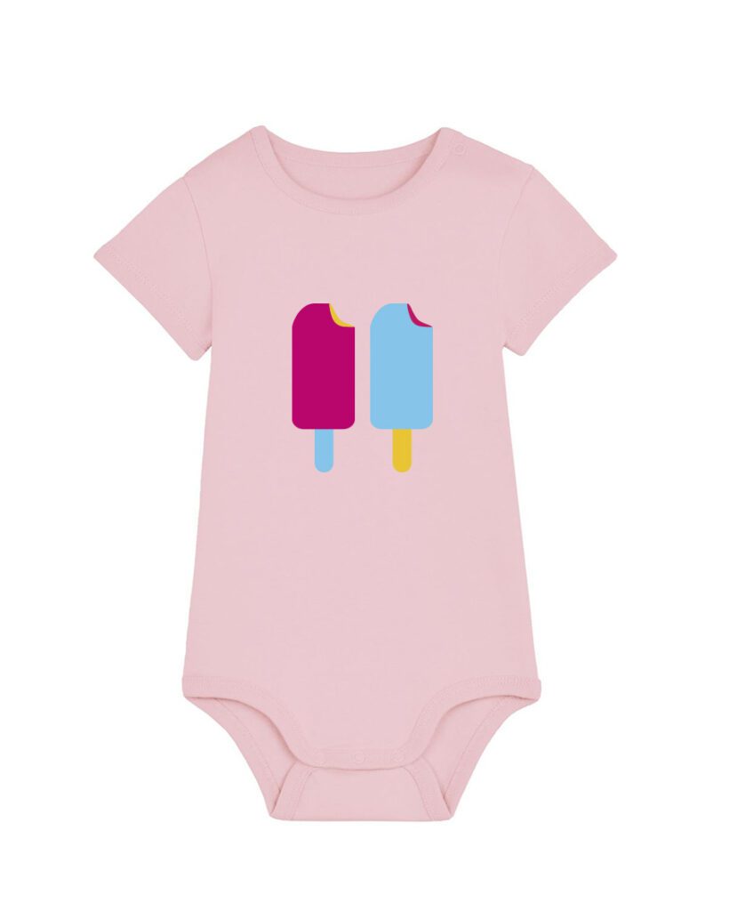 Pelele unisex para bebé de color rosa de Helados hecho de algodón orgánico, con un gráfico de dos polos-uno rosa con palo azul, uno azul con amarillo-cada uno con un mordisco quitado. Impreso con tintas ecológicas para mayor tranquilidad.