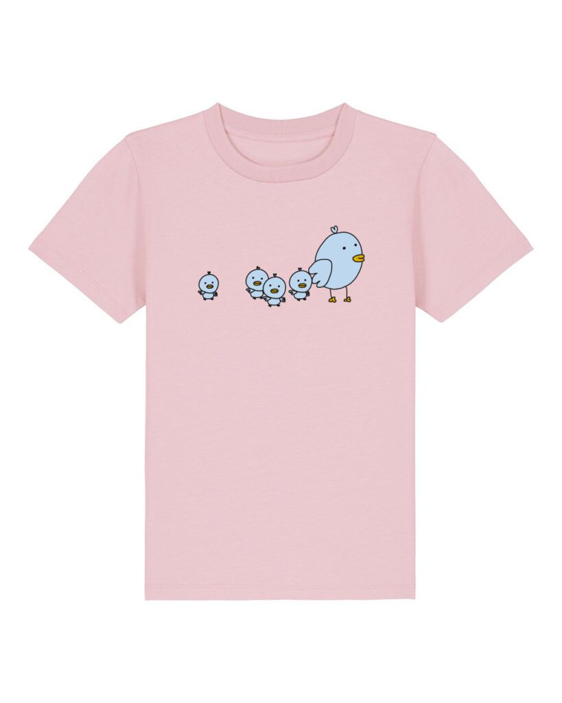 Camiseta rosa con un gran pájaro azul y cuatro más pequeños caminando en fila, confeccionada en algodón orgánico con diseños divertidos para darle un toque lúdico.