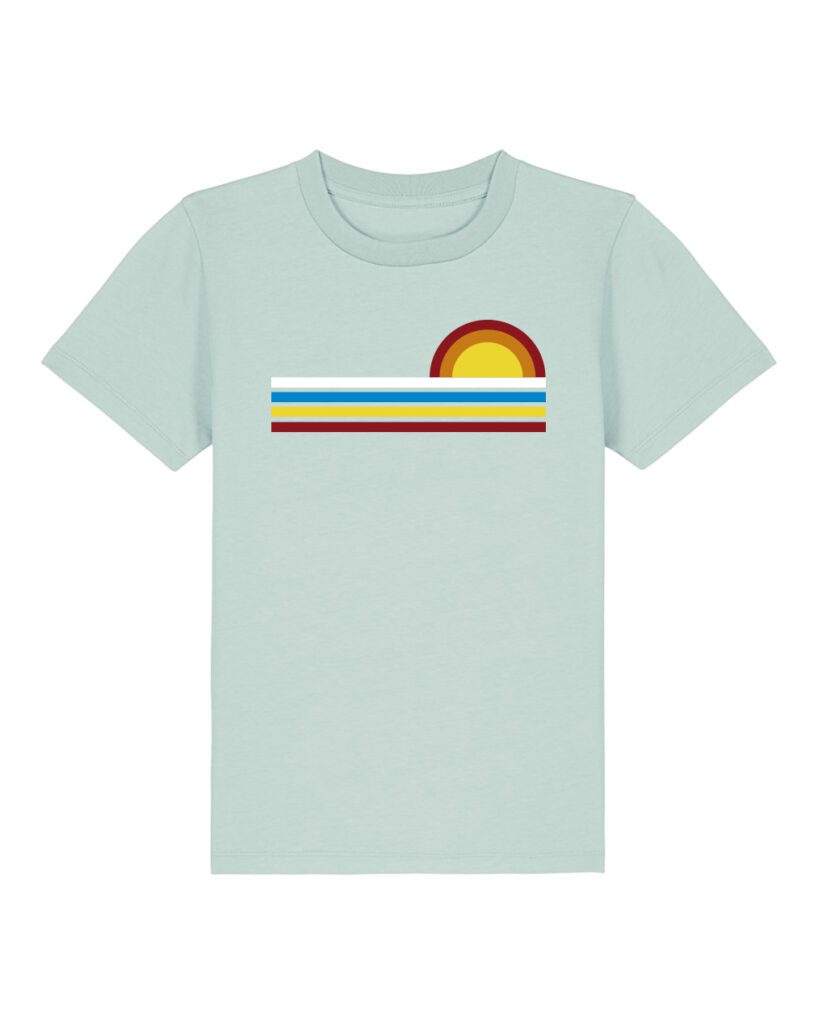 La camiseta unisex azul claro "Sunrise" está confeccionada en algodón orgánico y presenta un minimalista gráfico solar con rayas horizontales en blanco, verde azulado, azul, naranja y rojo en el pecho.