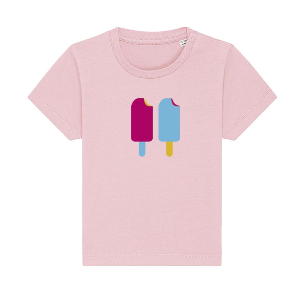 Camiseta rosa en la que aparecen dos polos: uno rosa con un palito azul y otro azul con un palito amarillo, ambos con un mordisco.