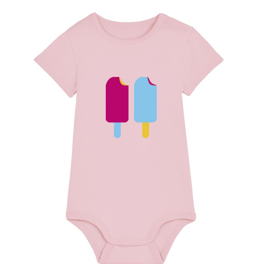 El body rosa para bebé "Ice Cream" luce exclusivos diseños divertidos de dos polos (rosa con palo azul, azul con palo amarillo, ambos mordidos) y está confeccionado en suave algodón orgánico.