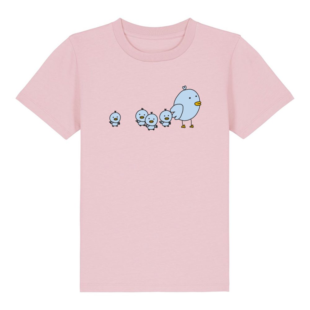 Camiseta rosa de algodón orgánico con un sencillo dibujo de cuatro pequeños pájaros azules que siguen a uno más grande en el pecho. Las exclusivas tintas ecológicas dan vida al encantador diseño.