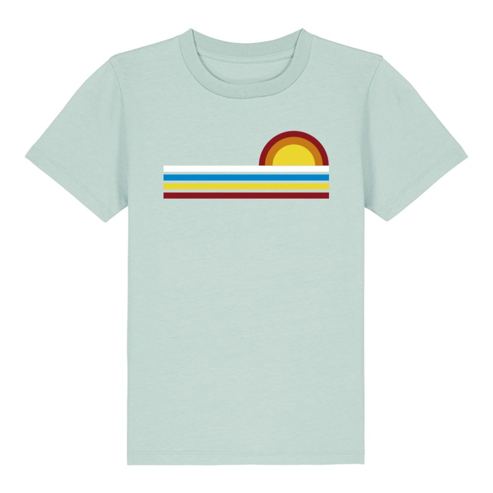 Amanecer: Camiseta azul claro de algodón orgánico, con diseño gráfico de rayas blancas, azules, naranjas y marrones, más un semicírculo amarillo y rojo tipo atardecer. Ideal para quienes buscan estilo divertido y sostenible.